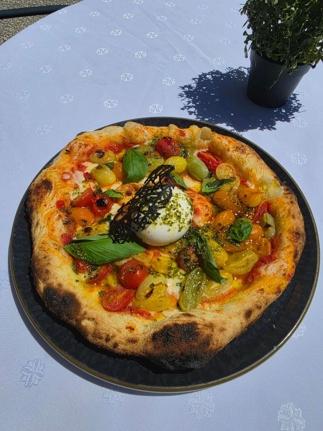 Pizza tomates anciennes et burrata à emporter à Grenoble