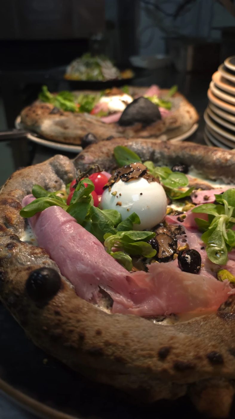 Pizza pâte noire, jambon, burrata et truffe — La Florentine, Grenoble