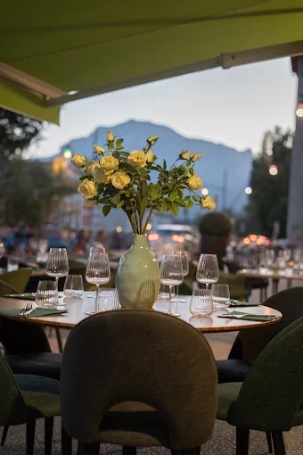 Terrasse du restaurant La Florentine sur les quais de l'Isère à Grenoble